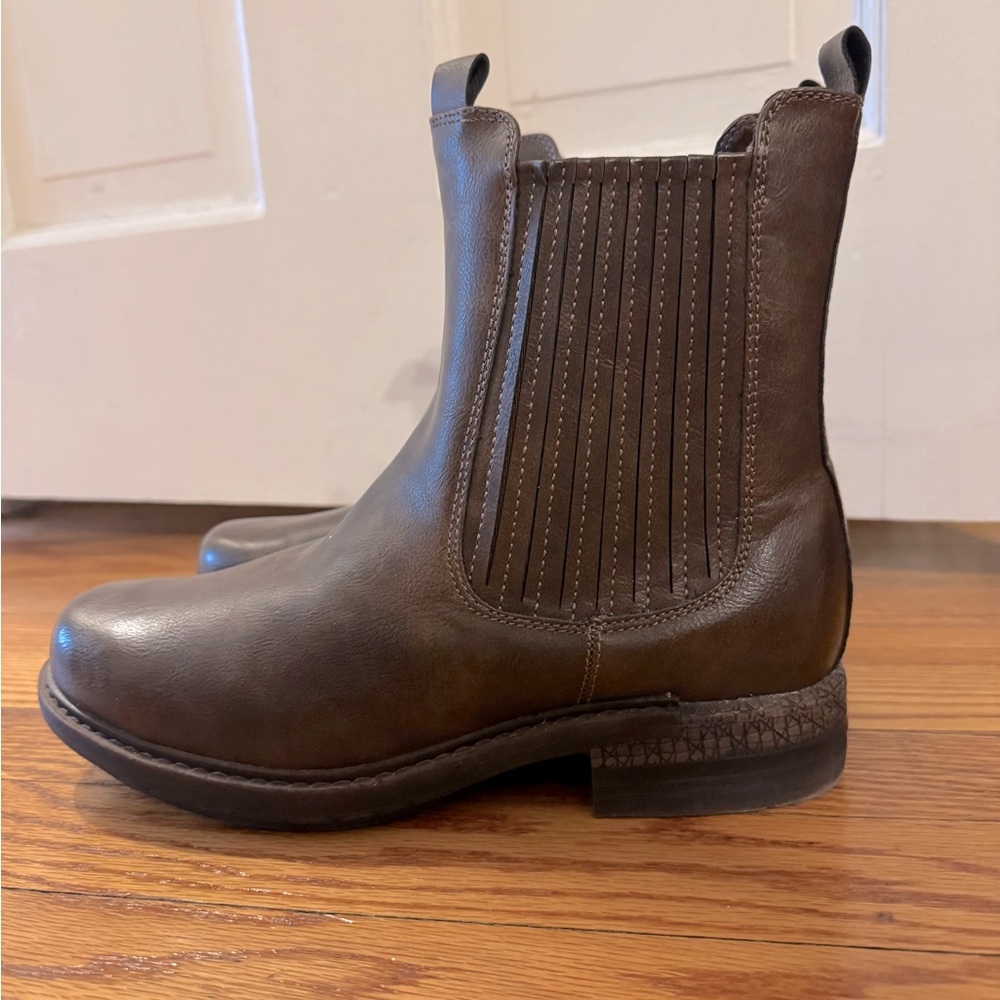 Lucees Chelsea boot by Muk Luks, brown, size 9